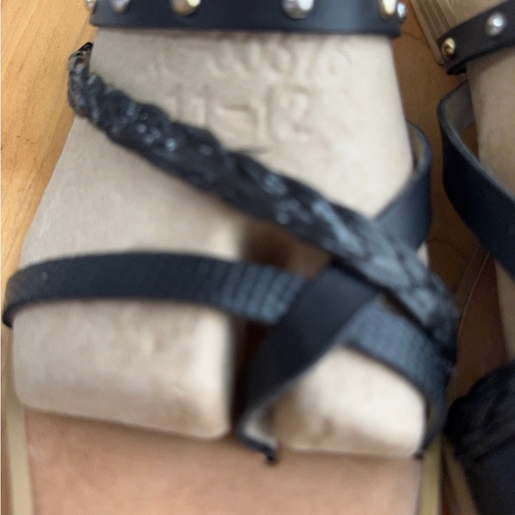 DOLCE VITA Black and Tan Sandals with Multi-Strap Design Sz 8.5 Excel Condition - Picture 3 of 7